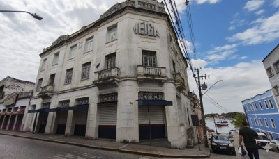Prédio Comercial na xv de Novembro esquina com Alberto de Abreu.